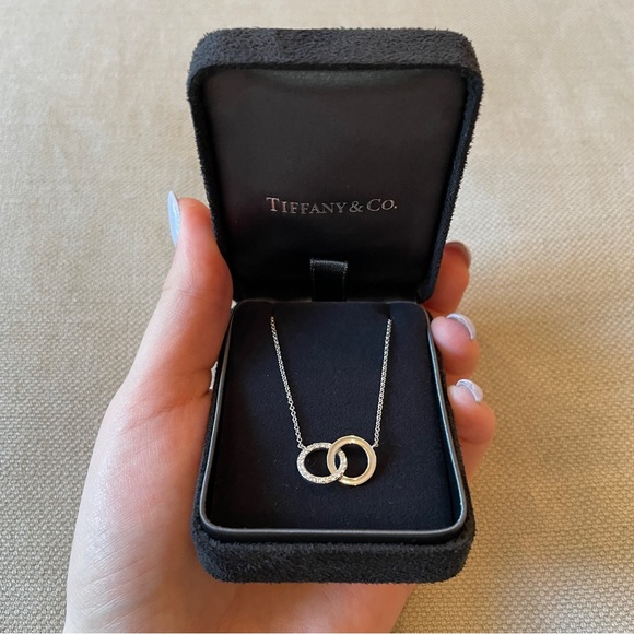 💙Tiffany & Co.💙18k White Gold Diamond Interlocking Circle Necklace - Picture 5 of 12